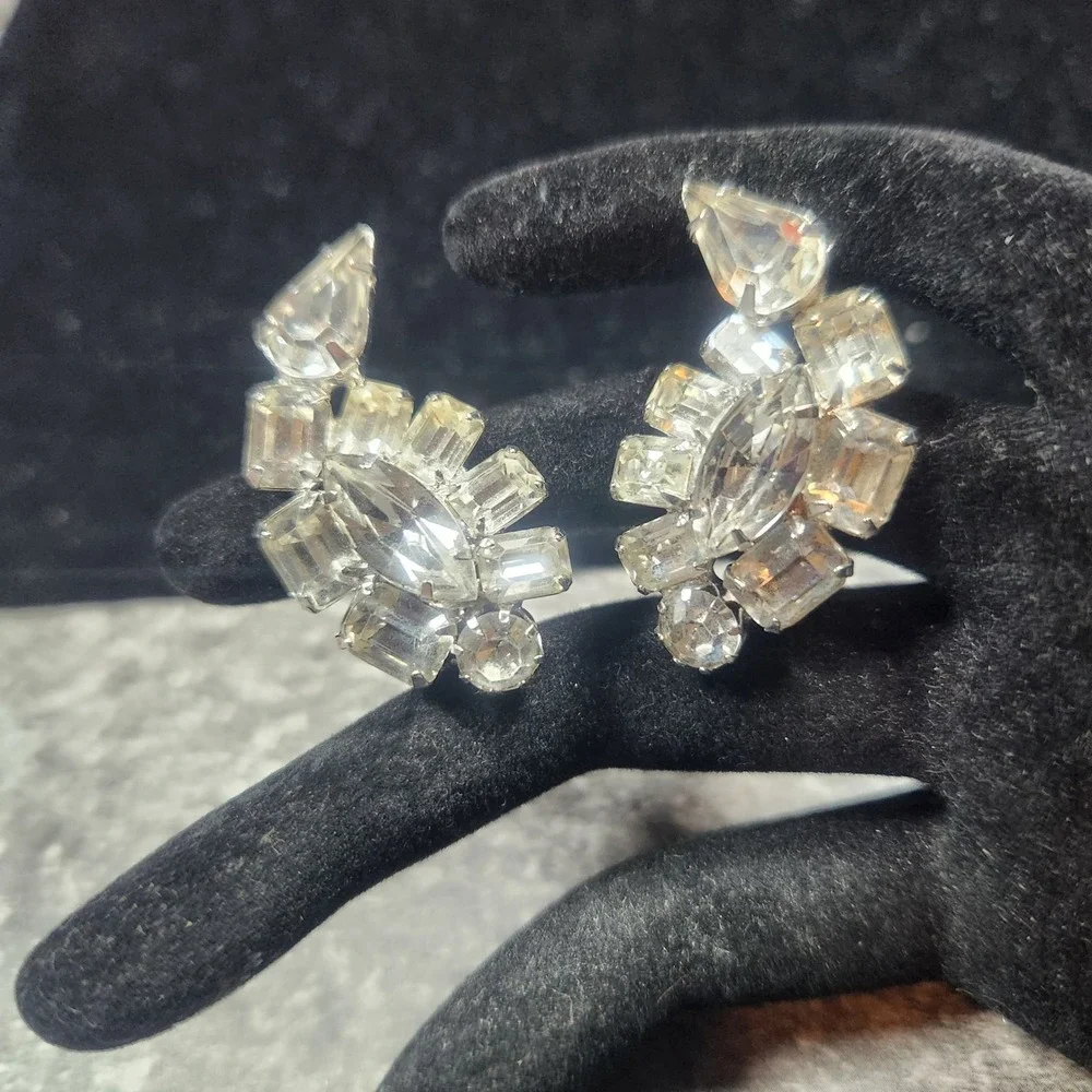Vintage wiess Clear Rhinestone Clip On Earrings Silver‎ Tone Crawler Fan Bridal